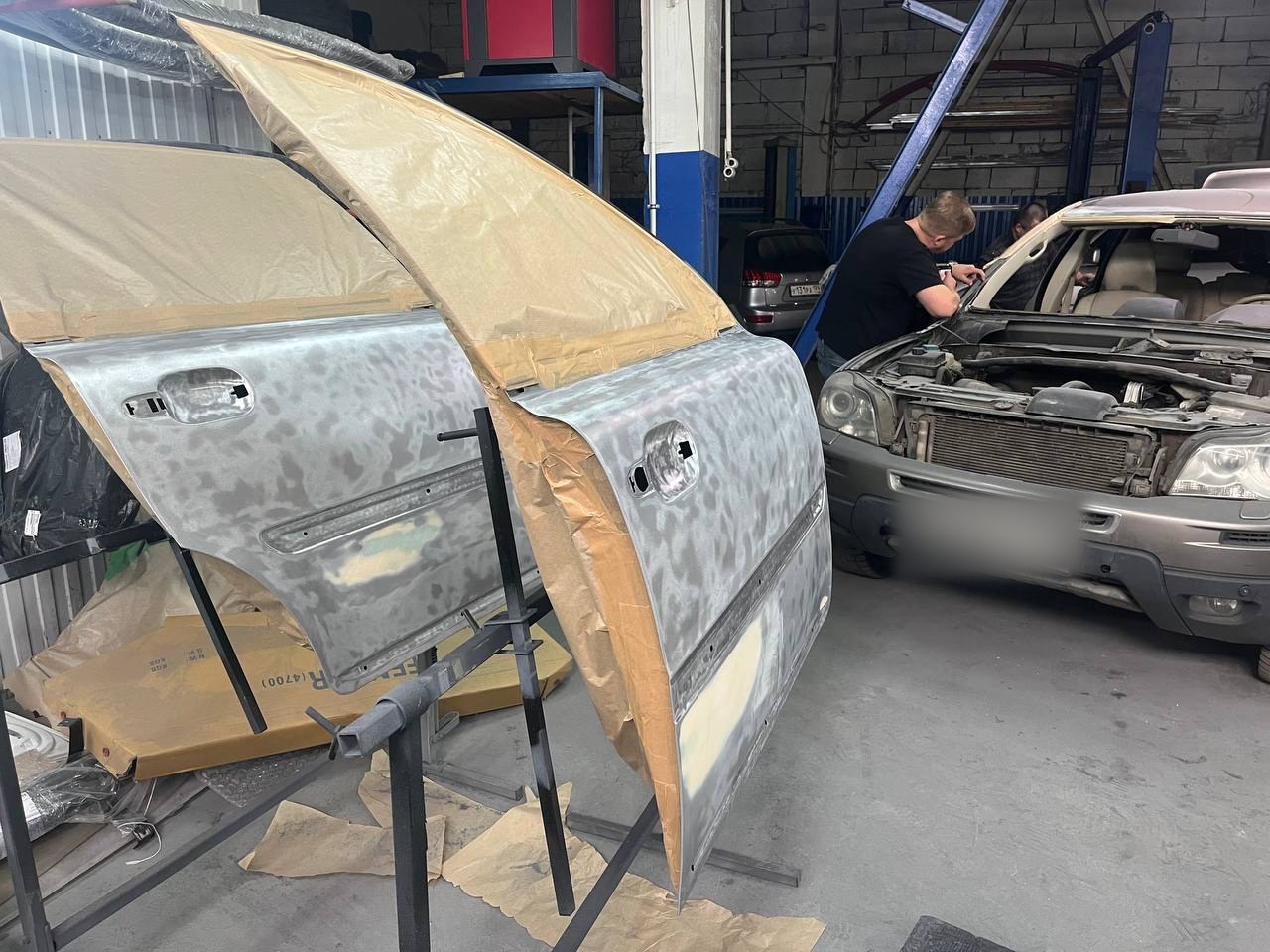 Дверь Volvo XC90 на стойке, загрунтована